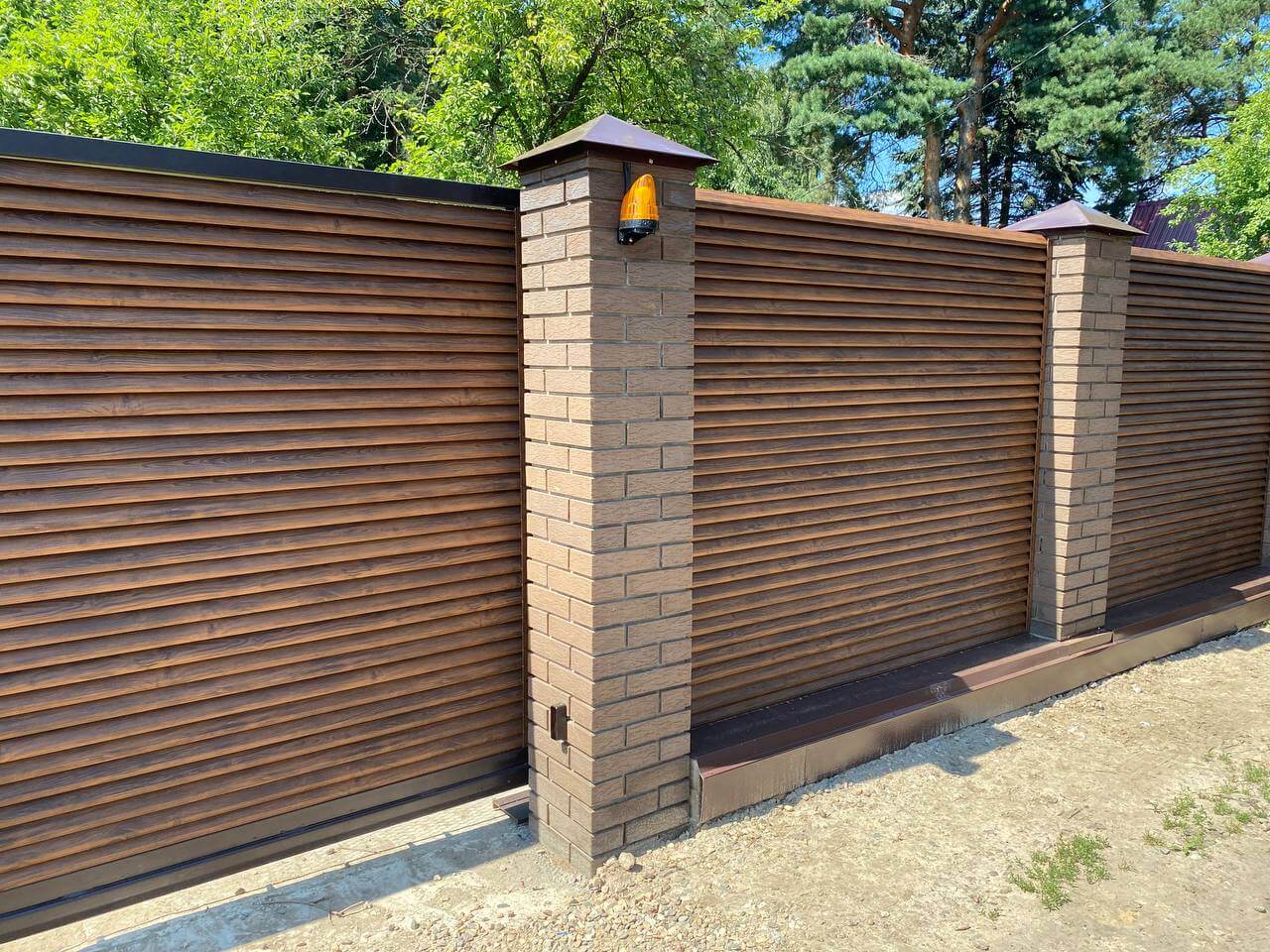 Забор-жалюзи с ламелями Реснички Printech Каштан фото1 в Саратове