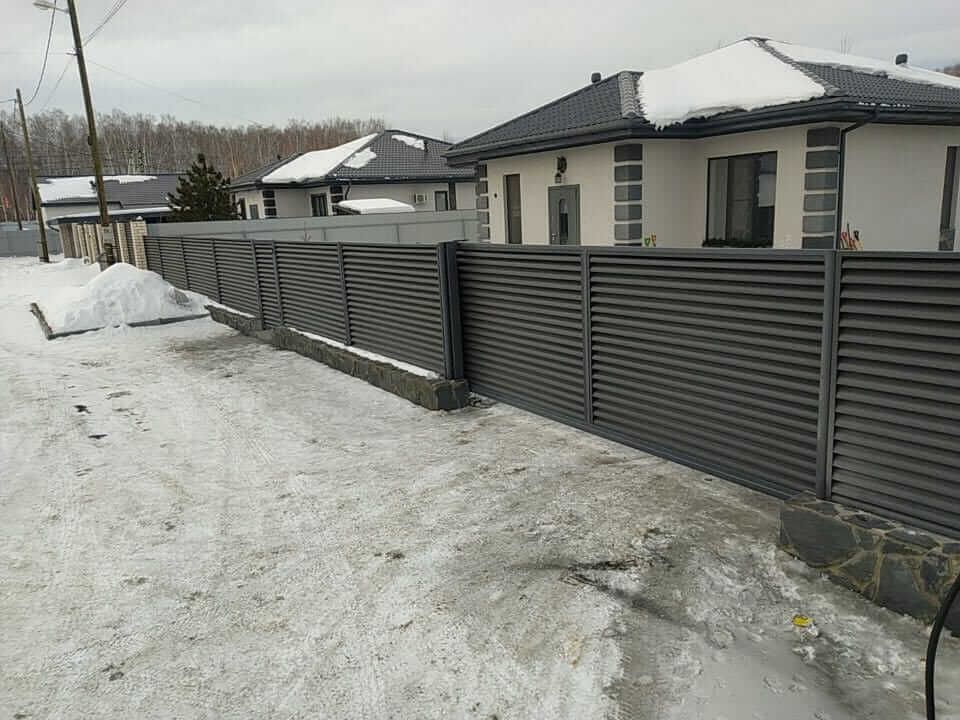 Забор-жалюзи с входной группой 26м RAL7024 Серый Графит МАТТЕ фото 1 в Саратове
