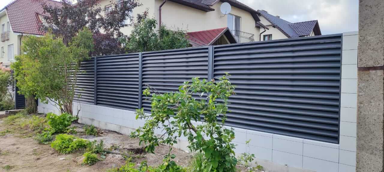 Забор-жалюзи из ламелей ЭКО-Z 17м RAL7024 Серый Графит фото 6 в Саратове