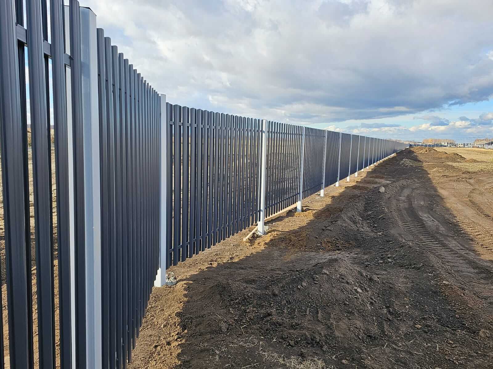 Забор из евроштакетника 234м RAL7024/7024 Серый Графит двусторонний фото 4 в Саратове