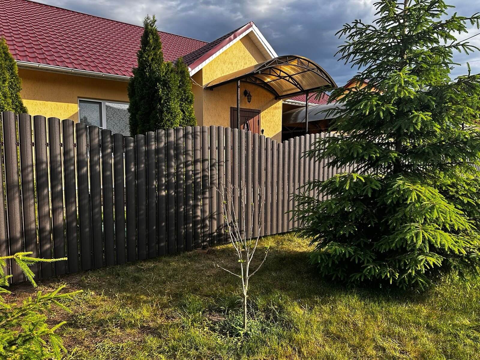 Забор из евроштакетника 37м RAL8019 Темный Шоколад МАТТЕ фото 4 в Саратове
