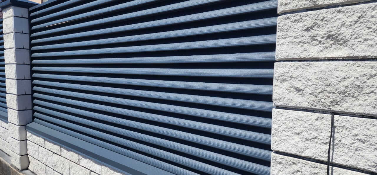 Забор из ламелей Еврожалюзи 32м RAL7024/7024 Серый Графит двусторонний МАТТЕ фото 1 в Саратове