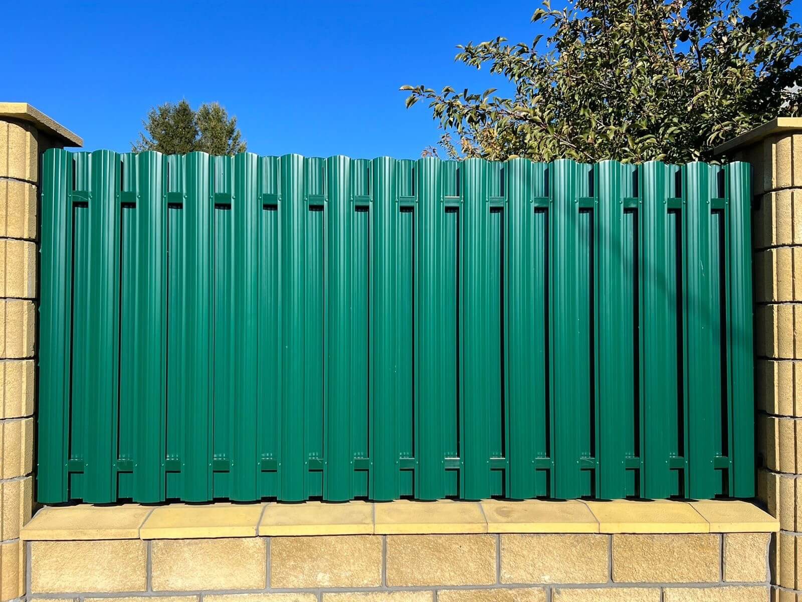 Забор из евроштакетника 22м RAL6005/6005 Зеленый Мох двусторонний в Саратове