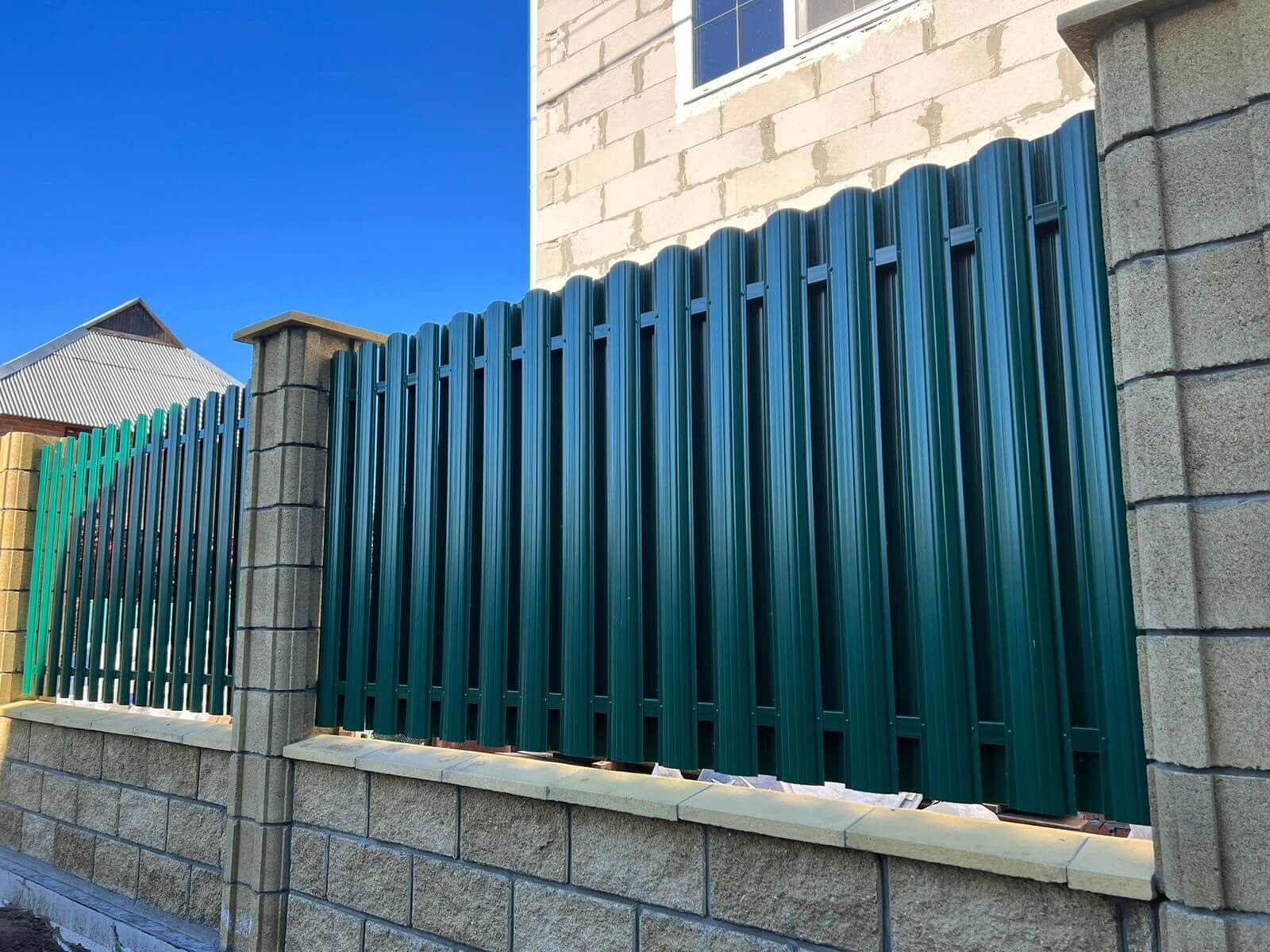 Забор из евроштакетника 22м RAL6005/6005 Зеленый Мох двусторонний фото 7 в Саратове