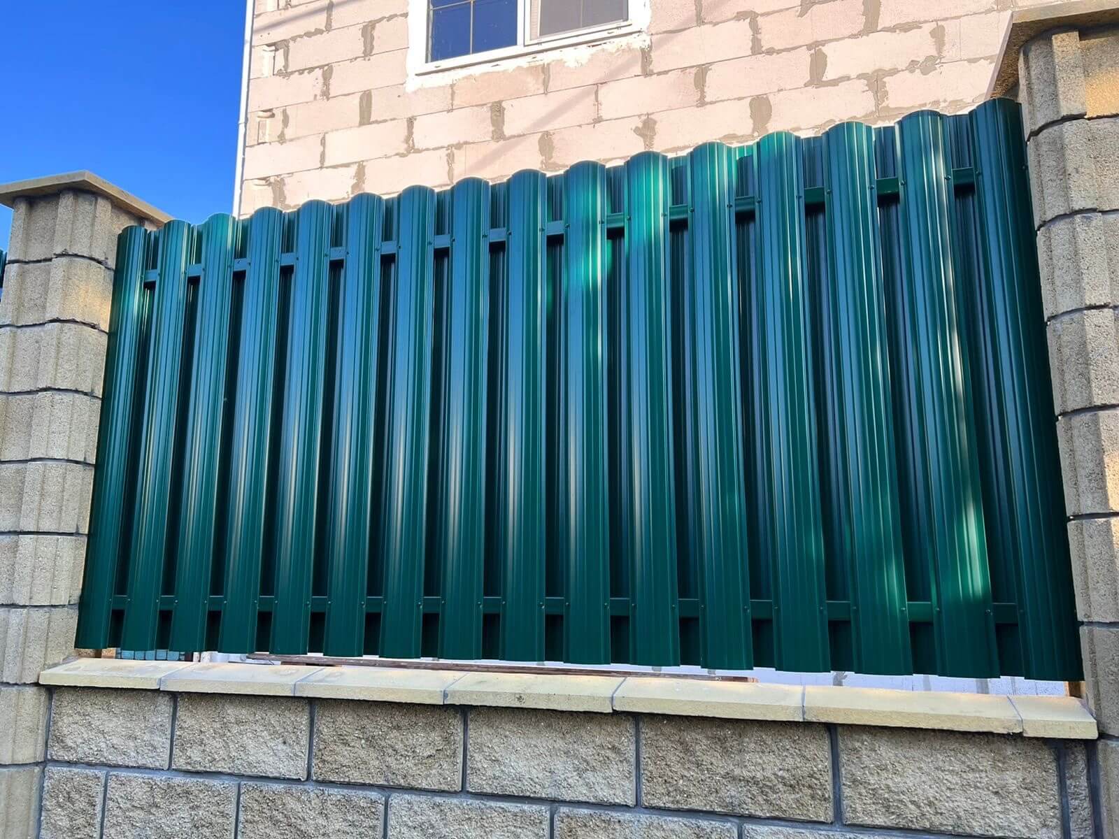 Забор из евроштакетника 22м RAL6005/6005 Зеленый Мох двусторонний фото 2 в Саратове