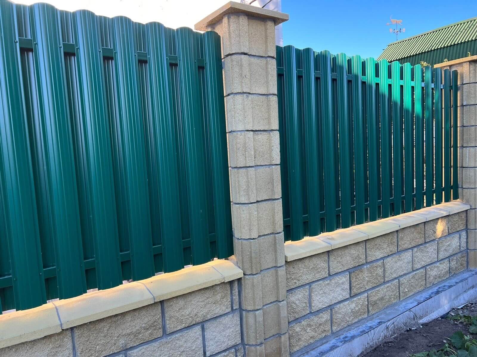 Забор из евроштакетника 22м RAL6005/6005 Зеленый Мох двусторонний фото 1 в Саратове