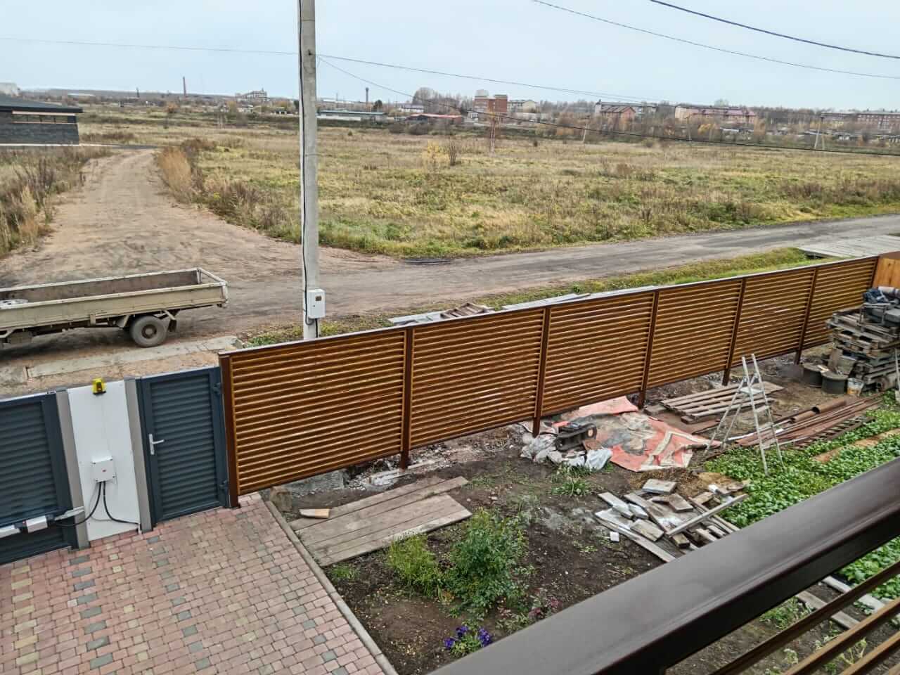 Забор-жалюзи 12м + балконное ограждение из ламелей Еврожалюзи Орех Миланский 3D Принтек фото 2 в Саратове
