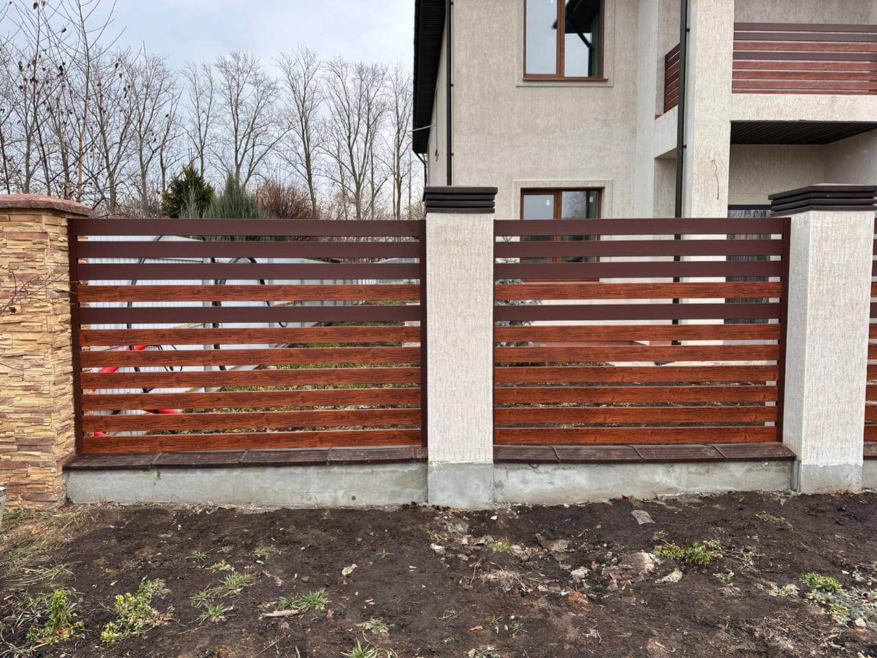 Забор-ранчо из металлопланкена 10м RAL8017 Шоколад МАТТЕ + Темное Дерево (Printech) фото 2 в Саратове