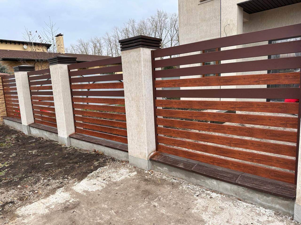 Забор-ранчо из металлопланкена 10м RAL8017 Шоколад МАТТЕ + Темное Дерево (Printech) в Саратове