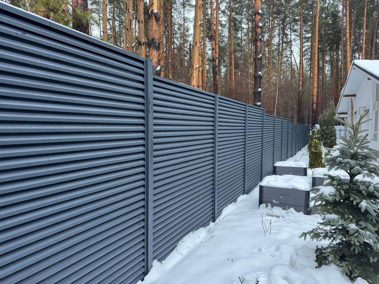 Забор-жалюзи из ламелей ЭКО-Z-US 54м RAL7024/7024 Серый Графит двусторонний МАТТЕ в Саратове