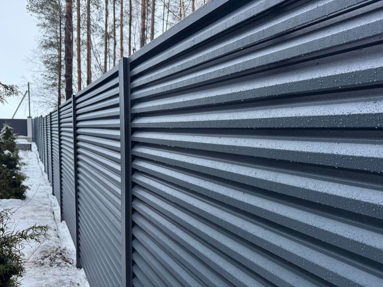 Забор-жалюзи из ламелей ЭКО-Z-US 54м RAL7024/7024 Серый Графит двусторонний МАТТЕ фото 2 в Саратове