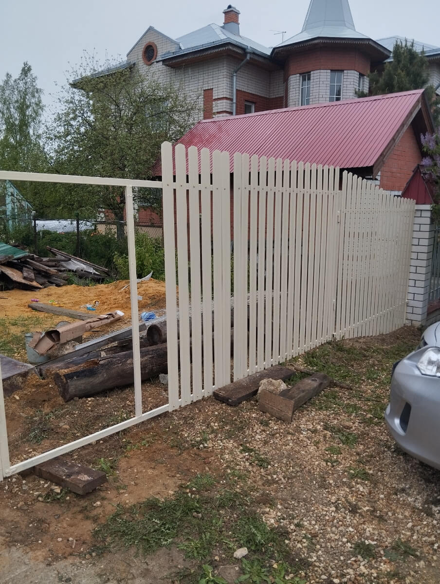 Забор из евроштакетника 9м RAL1015/1015 Слоновая Кость двусторонний фото 4 в Саратове