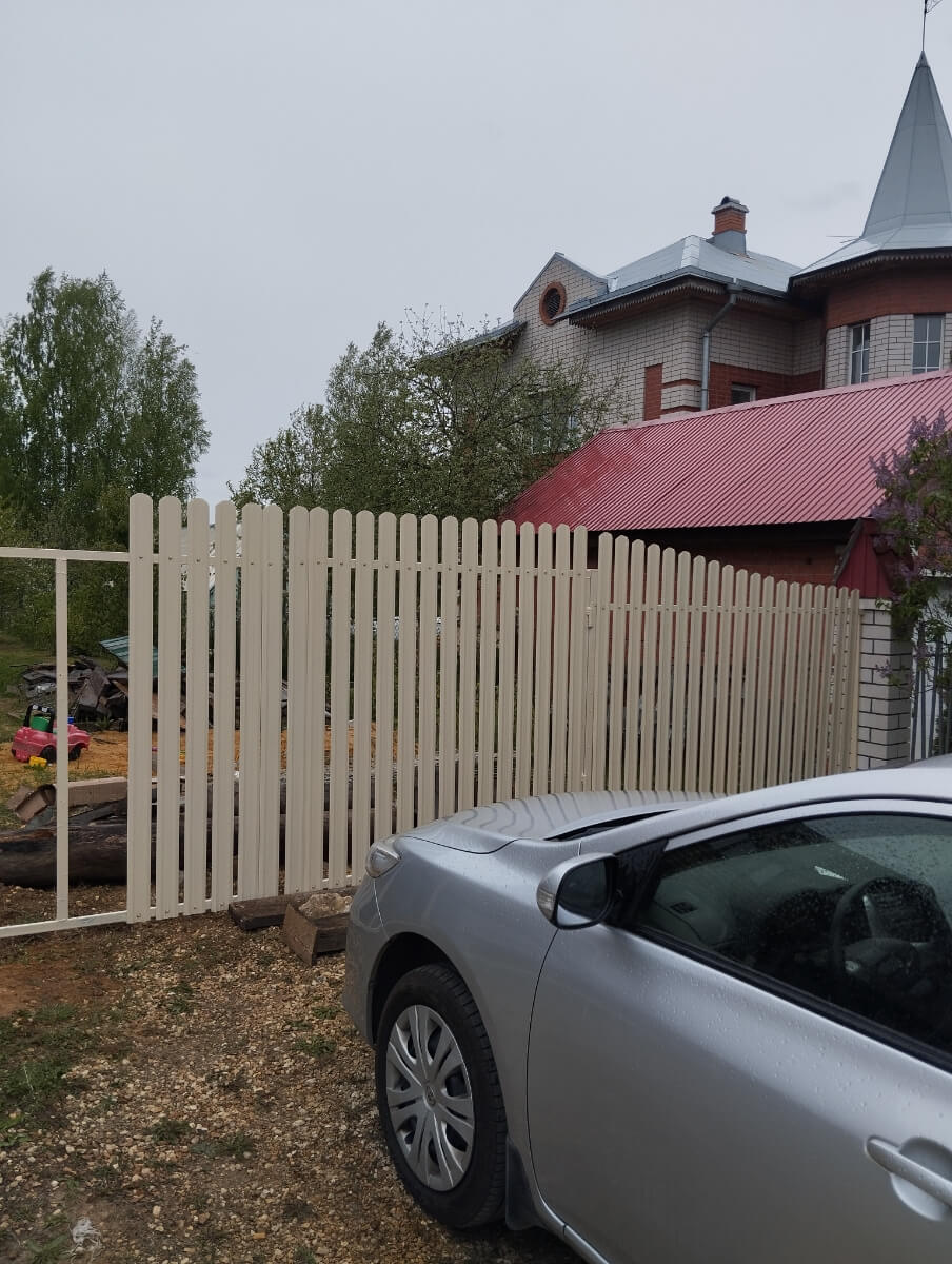 Забор из евроштакетника 9м RAL1015/1015 Слоновая Кость двусторонний фото 1 в Саратове