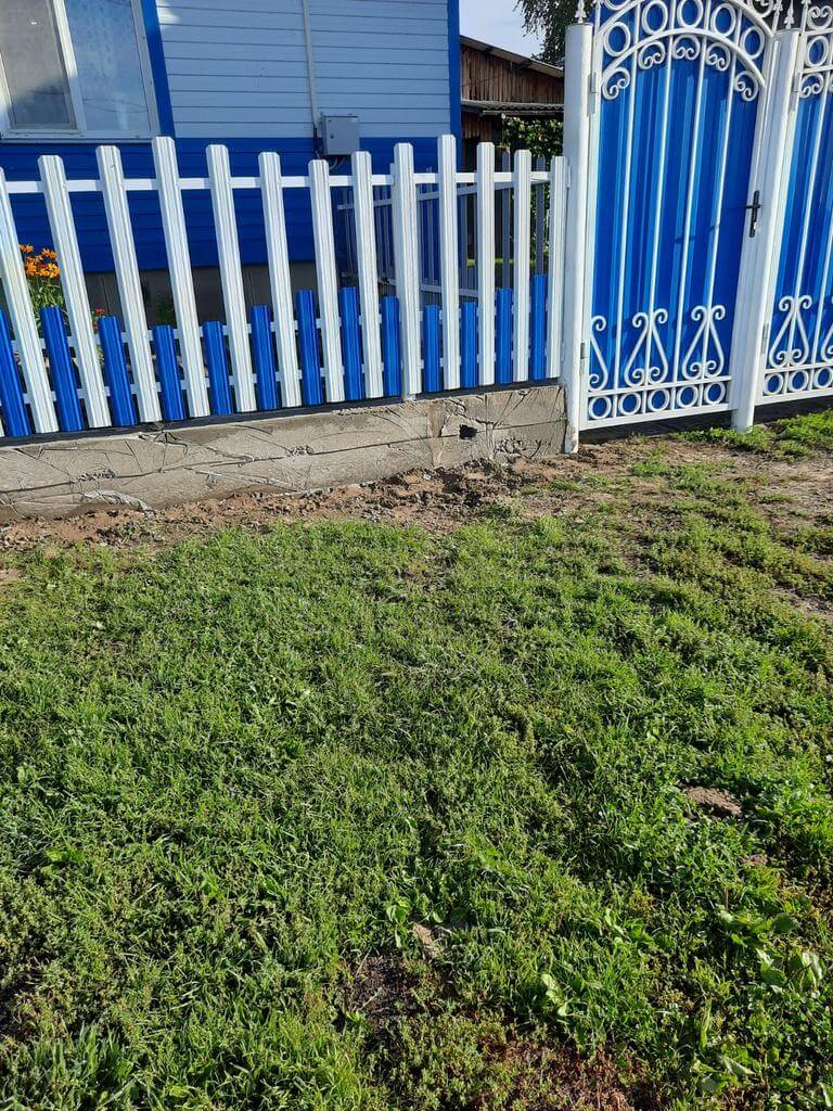 Забор из евроштакетника 14м RAL9003 Белый, RAL5005 Синий Сигнал фото 2 в Саратове