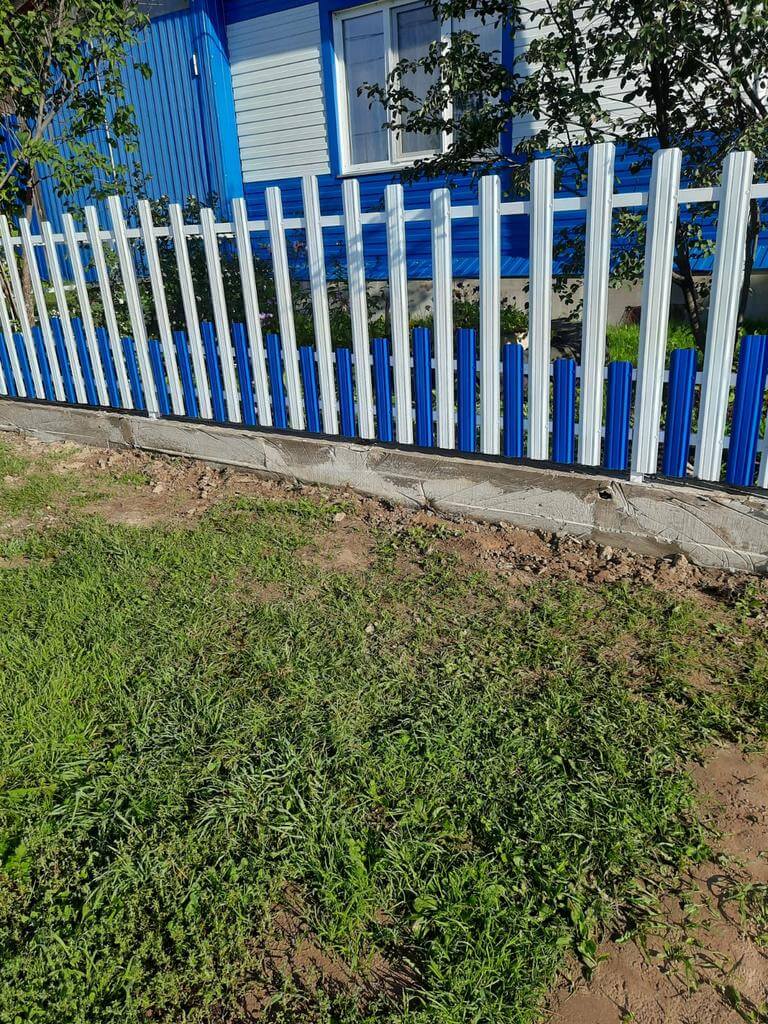 Забор из евроштакетника 14м RAL9003 Белый, RAL5005 Синий Сигнал фото 1 в Саратове