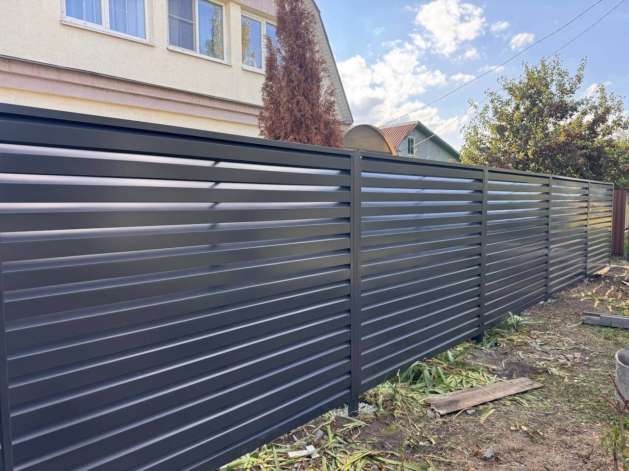 Забор-жалюзи из ламелей Хай-Тек 26м RAL7024/7024 Серый Графит двусторонний в Саратове