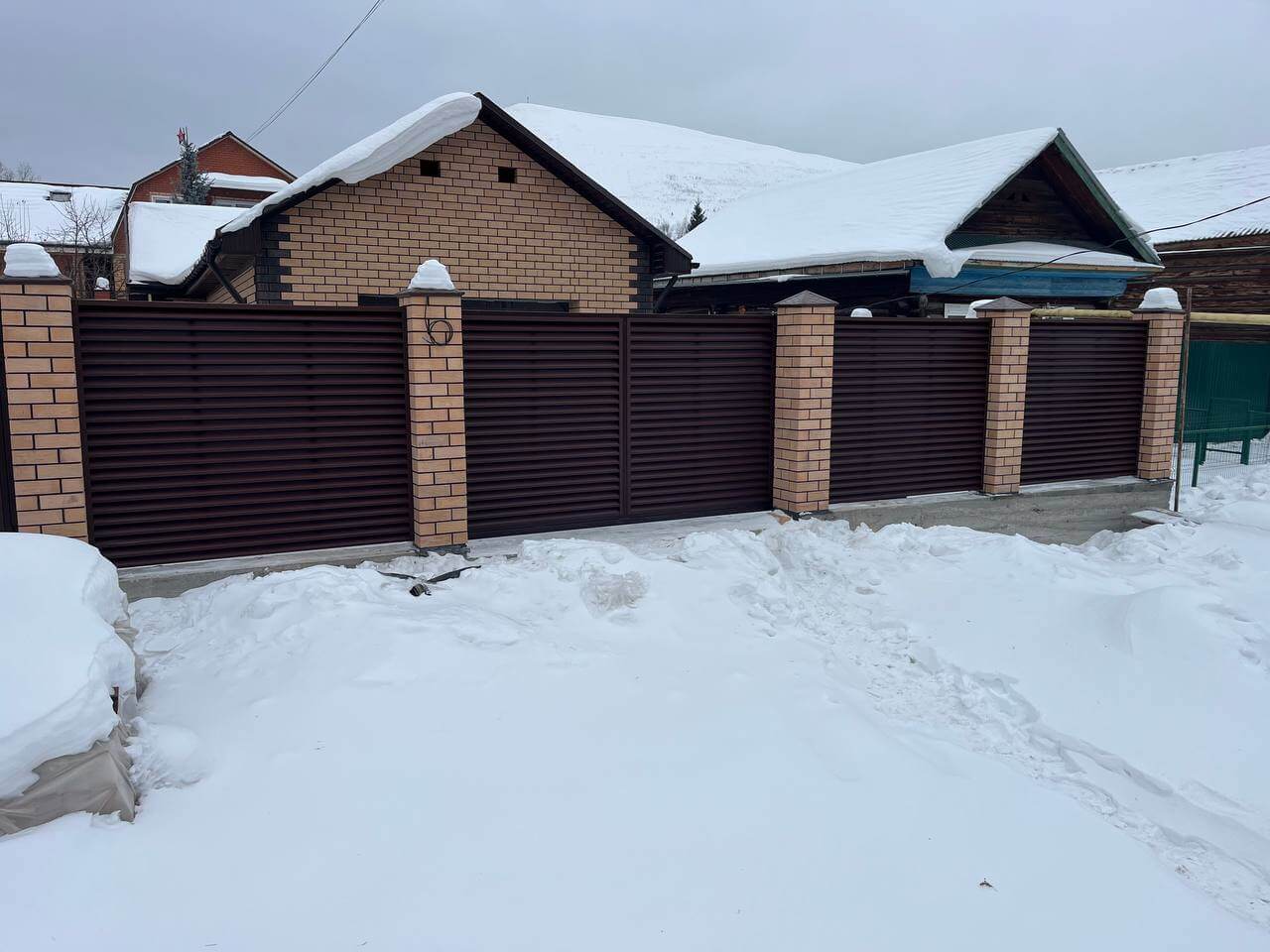 Забор-жалюзи из ламелей ЭКО-Z 87м RAL8017/8017 Шоколад двусторонний МАТТЕ фото 3 в Саратове