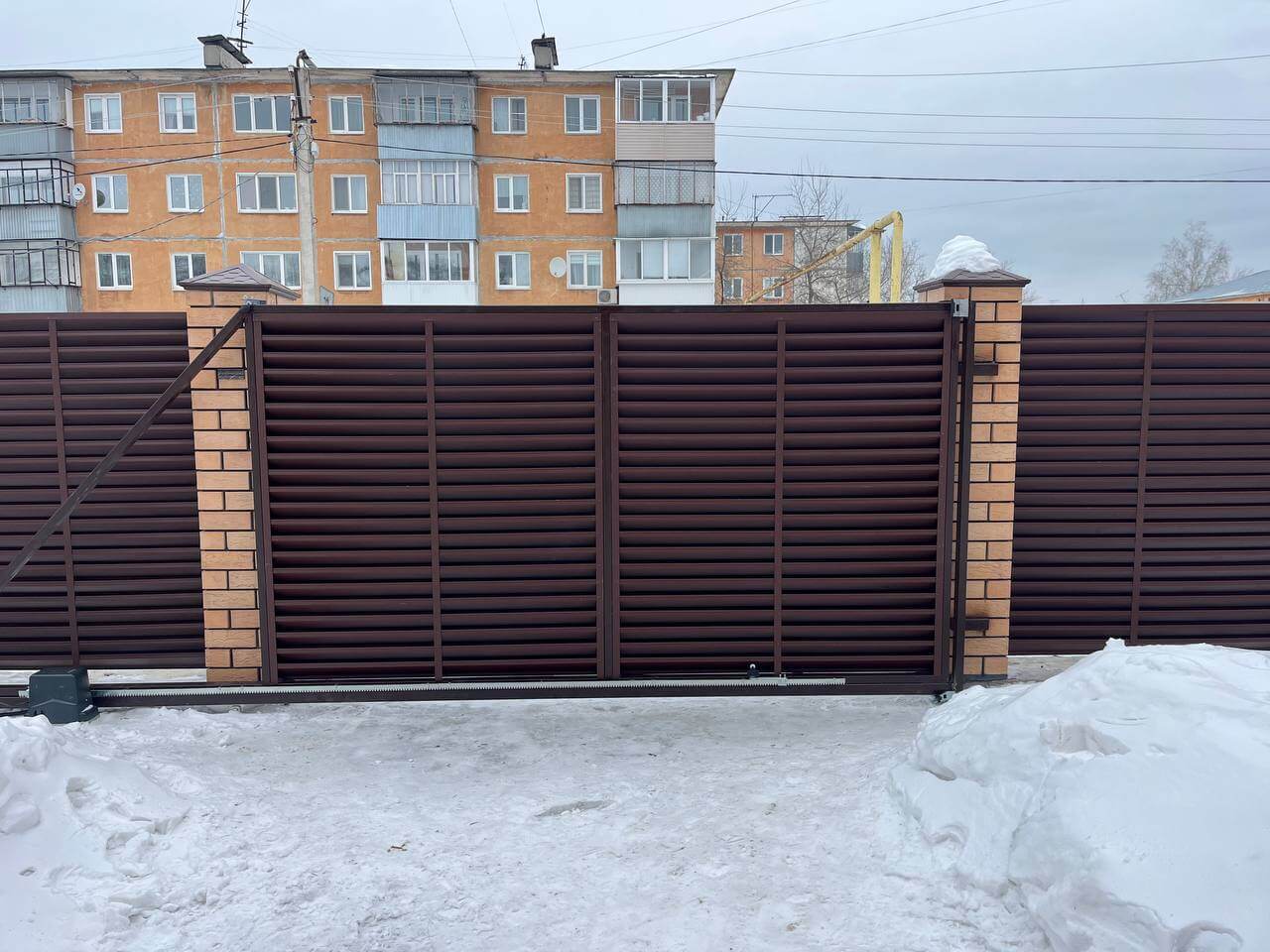 Забор-жалюзи из ламелей ЭКО-Z 87м RAL8017/8017 Шоколад двусторонний МАТТЕ фото 10 в Саратове