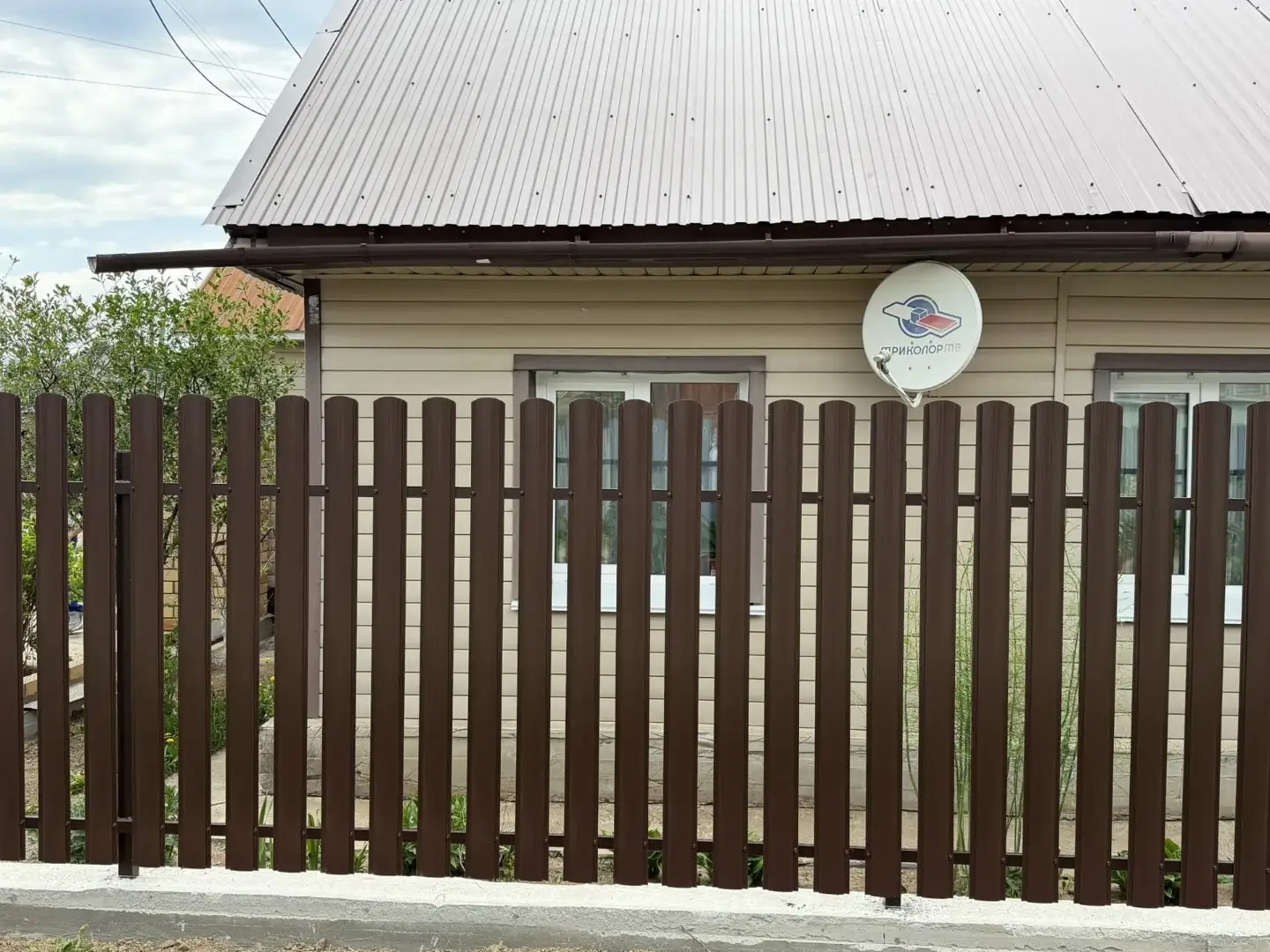 Комбинированный забор из ламелей ЭКО-Z-US и евроштакетника 18м RAL8017 Шоколад МАТТЕ, Полиэстер фото 3 в Саратове