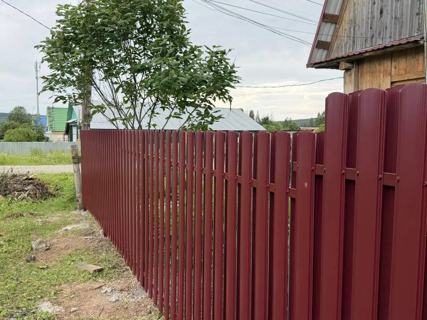 Забор из евроштакетника 24м RAL3005/3005 Красное Вино двусторонний фото 2 в Саратове