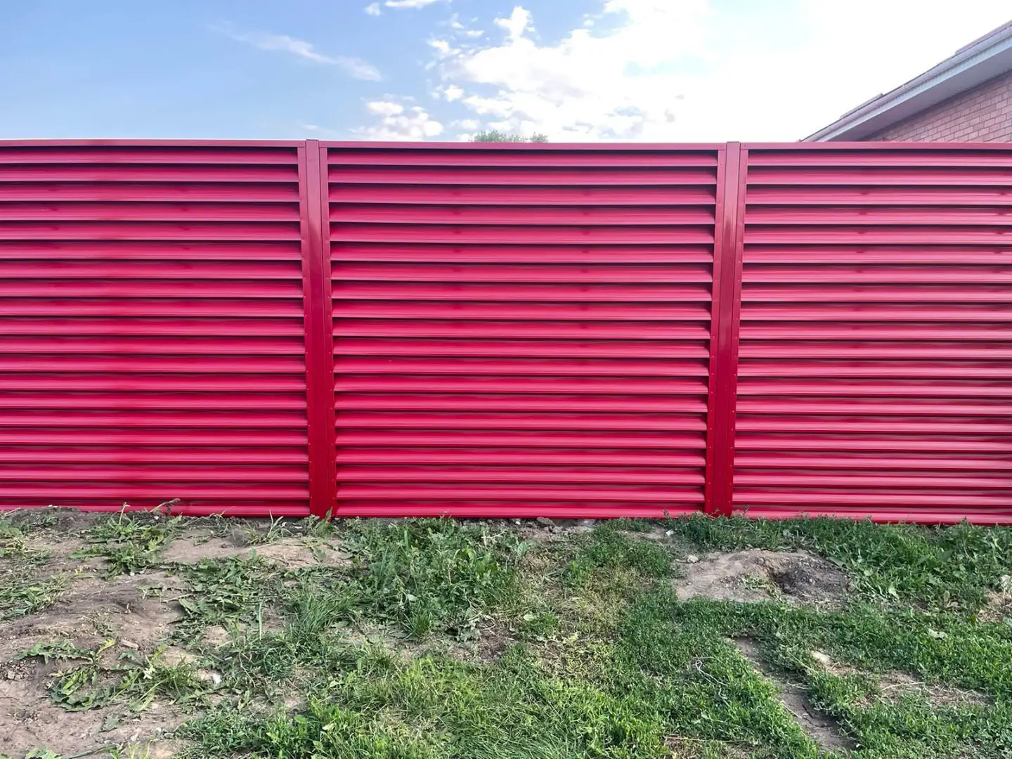 Забор-жалюзи из ламелей Еврожалюзи 24м RAL3003 Рубин в Саратове