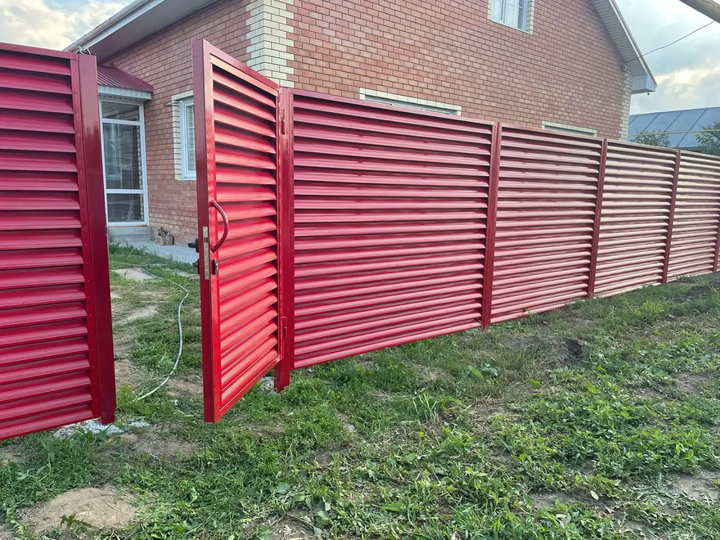 Забор-жалюзи из ламелей Еврожалюзи 24м RAL3003 Рубин фото 6 в Саратове