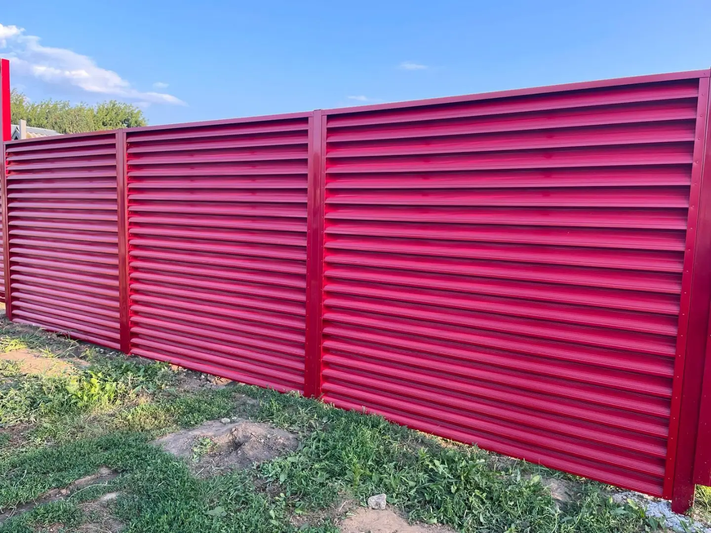 Забор-жалюзи из ламелей Еврожалюзи 24м RAL3003 Рубин фото 2 в Саратове
