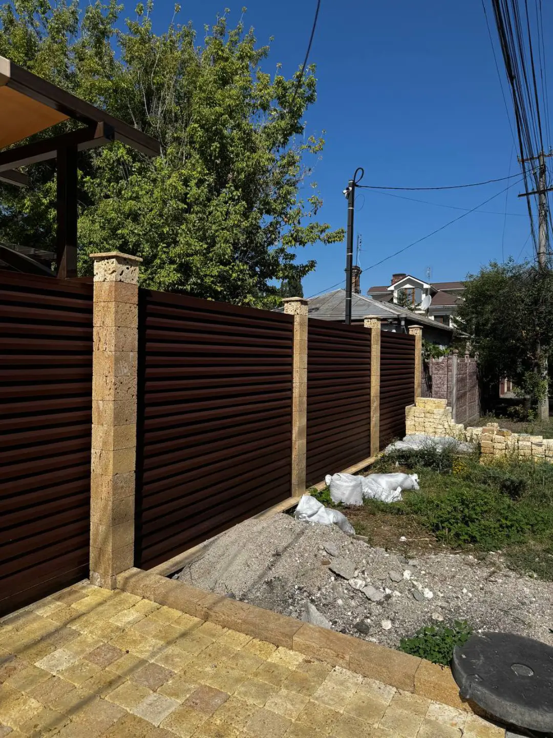 Забор-жалюзи из ламелей Реснички 12м RAL8017 Шоколад МАТТЕ фото 6 в Саратове