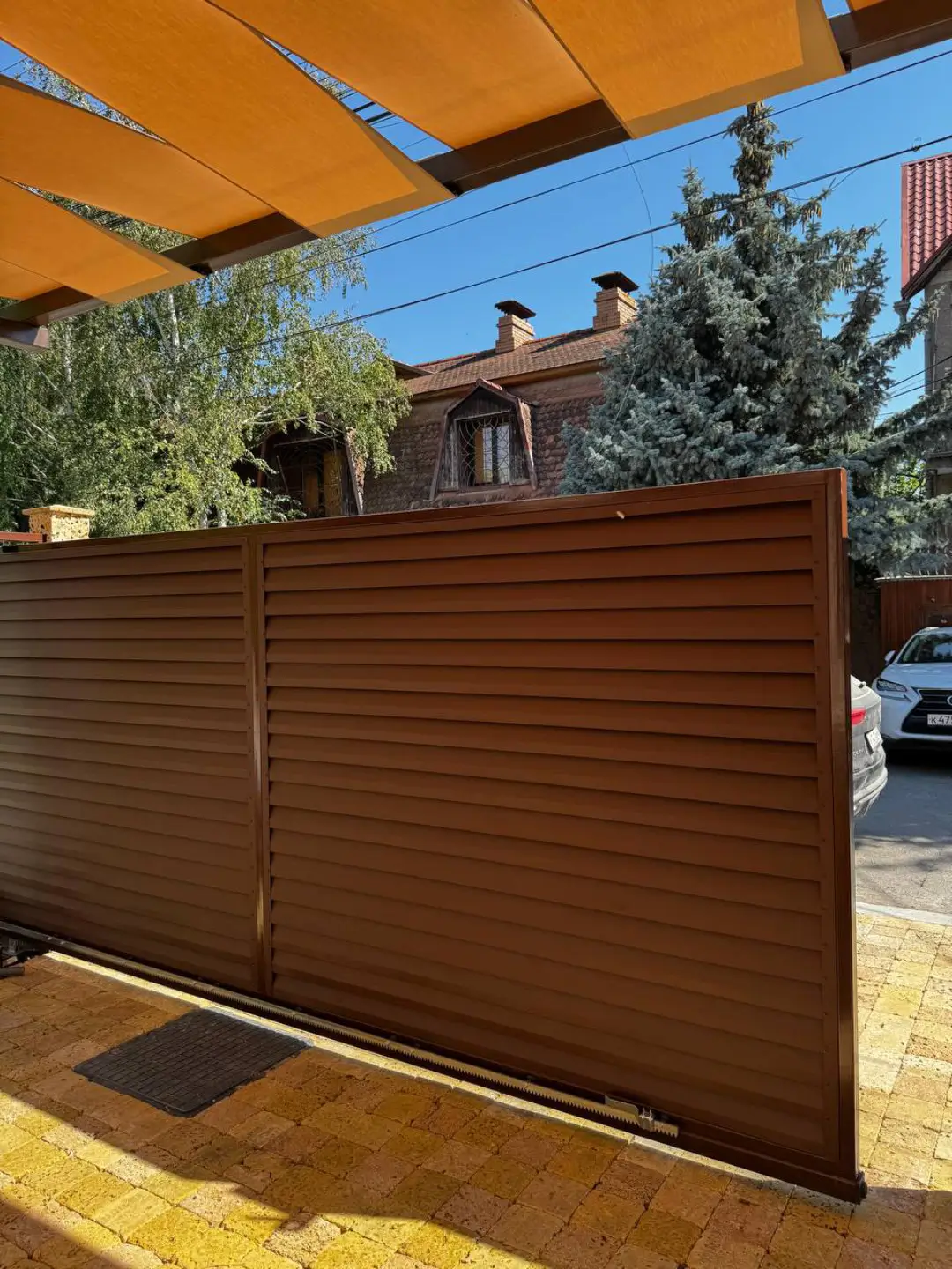 Забор-жалюзи из ламелей Реснички 12м RAL8017 Шоколад МАТТЕ фото 3 в Саратове