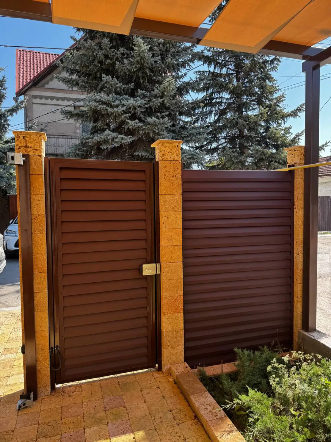 Забор-жалюзи из ламелей Реснички 12м RAL8017 Шоколад МАТТЕ фото 1 в Саратове